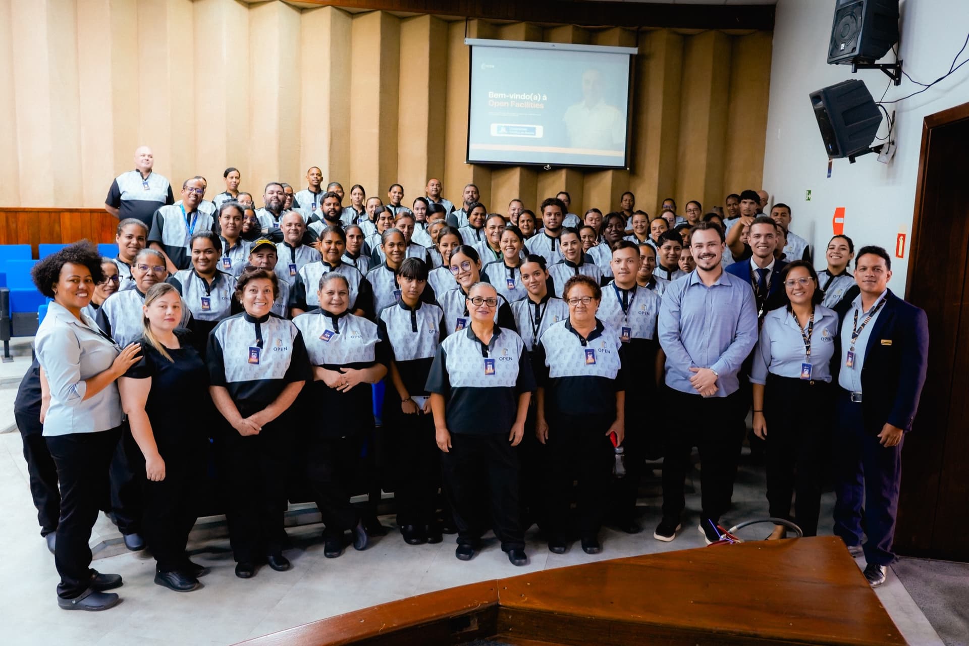Equipe da Open Facilities reunida durante implantação de contrato no Colégio Católica