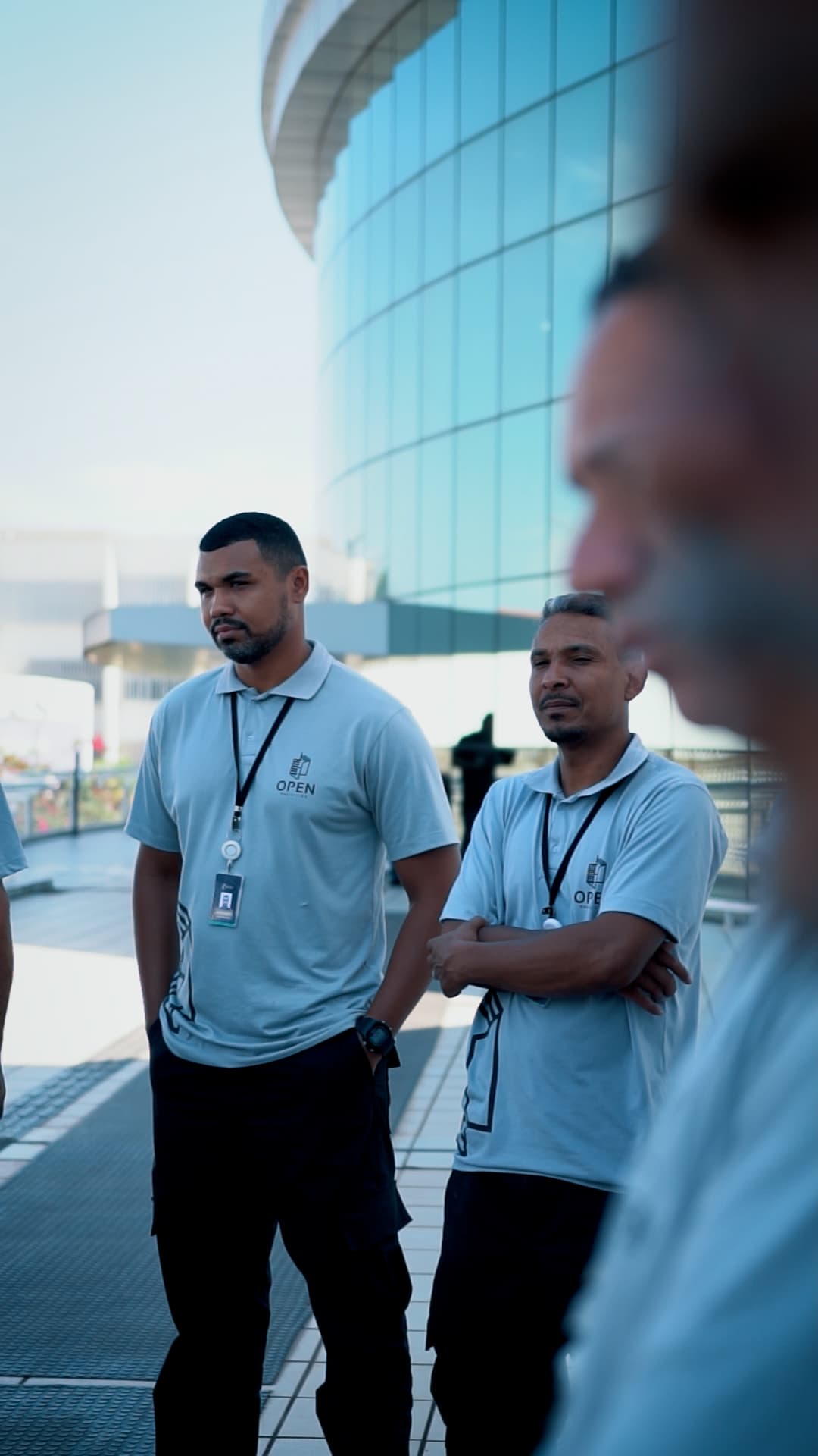 Equipe de operadores da Open Facilities uniformizada em frente ao prédio do UniCEUB