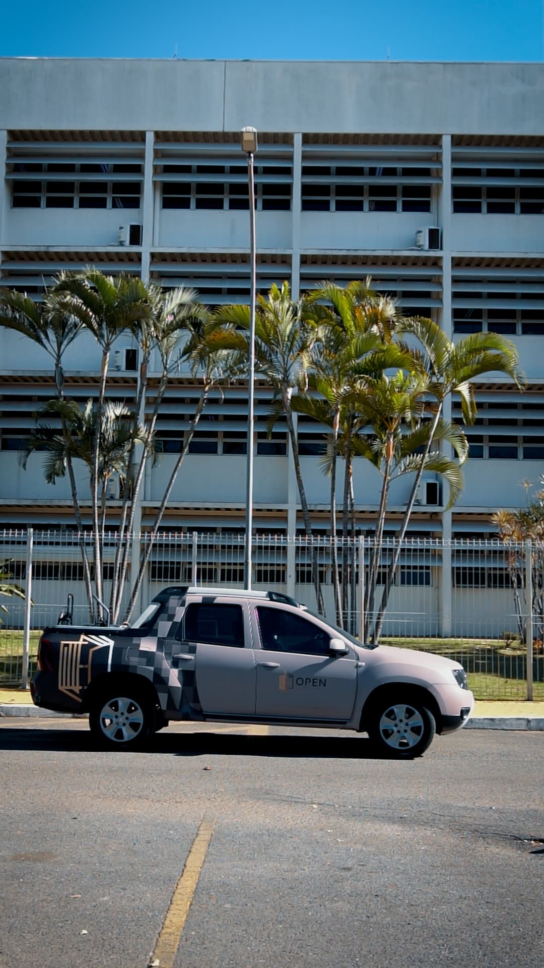 Veículo identificado da Open Facilities em operação no Colégio Católica